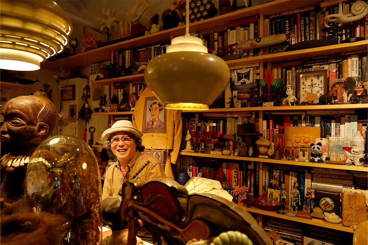 置物 out of museum 現代美術家・岡本亮が通う、目利きの店。羽根木〈Out of museum